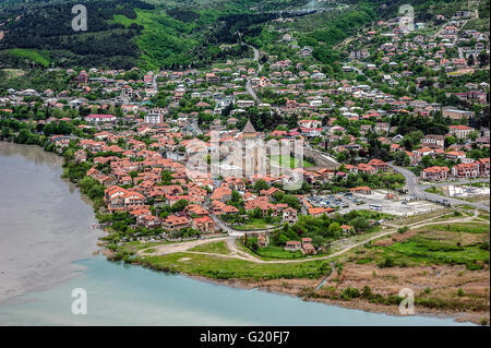 La Georgia, Jvari (letteralmente "croce" ) - Monastero georgiano e del tempio del VII secolo , è situato sulla cima di una montagna al co Foto Stock