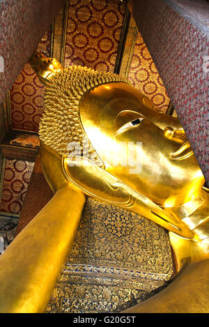 Buddha reclinato statua d'oro ,Wat Pho, Bangkok, Thailandia. Foto Stock