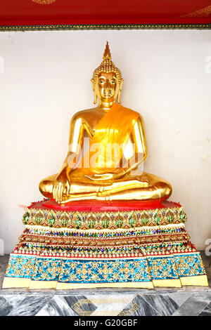 Buddha in Wat Pho tempio graziosamente sequenziale a Bangkok, in Thailandia. Foto Stock