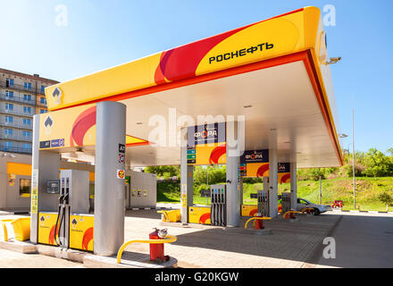 Rosneft gas station in estate giornata di sole Foto Stock