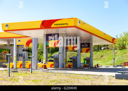 Rosneft gas station in estate giornata di sole Foto Stock