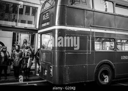 Numero 15 Routemaster Bus in attesa di passeggeri nello Strand Londra Foto Stock