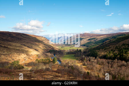 Vista verso la testa del Loch Ginestra e la cittadina di Ullapool, Wester Ross Scotland Regno Unito Foto Stock