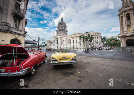 L'Avana, Cuba - 22 Settembre 2015: Classic american car Capitolio e punto di riferimento nella Città dell Avana, Cuba. L'Avana è più turistica popolare d Foto Stock