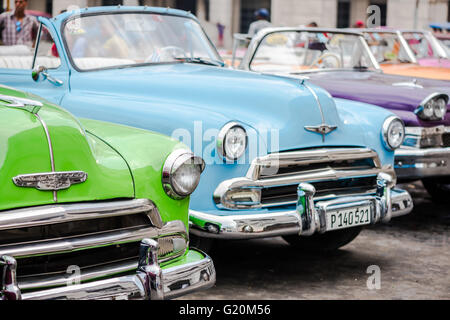 L'Avana, Cuba - 22 Settembre 2015: Classic american automobile parcheggiata sulla strada della Vecchia Havana, Cuba. Classic American cars sono punto di riferimento Foto Stock