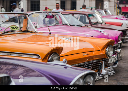 L'Avana, Cuba - 22 Settembre 2015: Classic american automobile parcheggiata sulla strada della Vecchia Havana, Cuba. Classic American cars sono punto di riferimento Foto Stock