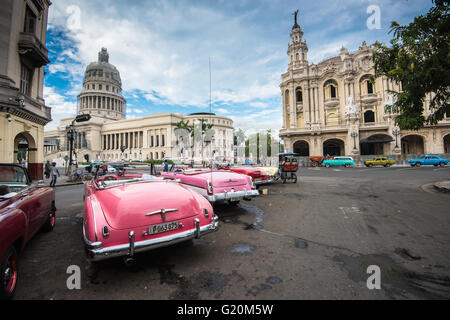 L'Avana, Cuba - 22 Settembre 2015: Classic american car Capitolio e punto di riferimento nella Città dell Avana, Cuba. L'Avana è più turistica popolare d Foto Stock