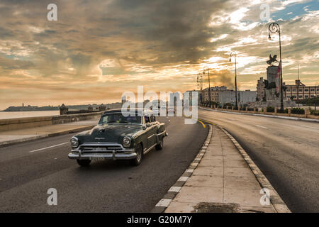 L'Avana, Cuba - 22 Settembre 2015: vecchia auto sulla strada di Havana, Cuba al tramonto. Foto Stock