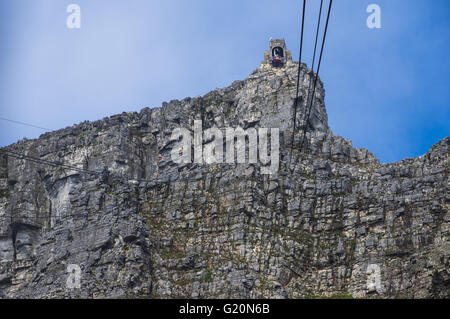 Città del Capo Sud Africa 21 marzo 2016 la funivia attraversa la sommità della famosa montagna della tavola Foto Stock