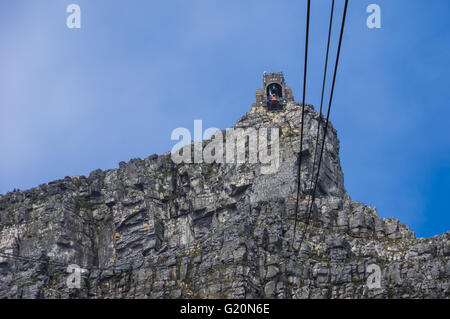 Città del Capo Sud Africa 21 marzo 2016 la funivia attraversa la sommità della famosa montagna della tavola Foto Stock