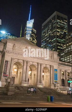 Biblioteca Pubblica di New York è un emblematico edificio situato nella zona est di Bryant Park a Manhattan (New York). Foto Stock