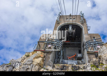 Città del Capo Sud Africa 21 marzo 2016 la funivia attraversa la sommità della famosa montagna della tavola Foto Stock