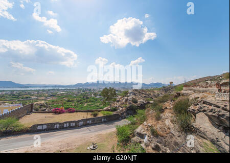 Vista della città di Ajmer in India con il cielo blu e nuvole formazione. Foto Stock