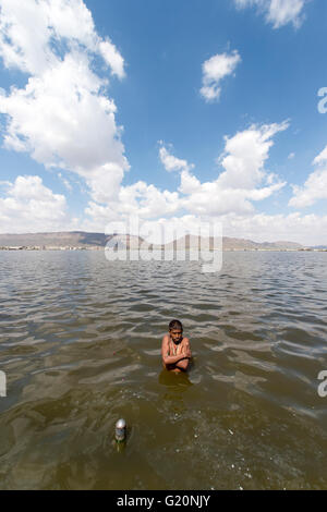 Un indiano donne aventi un bagno in Ana Sagar lago in Ajmer, India dopo la preghiera del mattino. Foto Stock