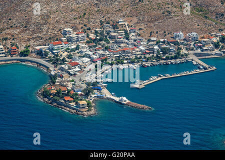 Vista aerea del villaggio e porto di Pachì, nei pressi di Megara, Atene, Grecia Foto Stock