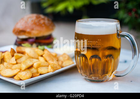 Burger con patate e birra - cucina di strada a Bucarest Foto Stock