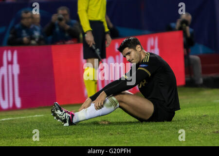 Alvaro appartamento Morata della Juventus lamenti durante la UEFA Champions League Gruppo D partita di calcio tra Sevilla FC e la Juventus a Estadio Ramon Sanchez Pizjuan in Sevilla, Spagna, 8 dicembre, 2015 Foto Stock