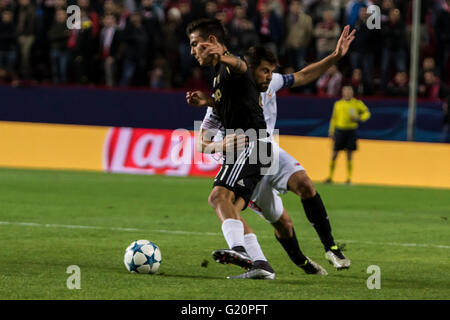 Paulo Dybala della Juventus (L ) e il coke di Sevilla (R ) lotta per la palla durante la UEFA Champions League Gruppo D partita di calcio tra Sevilla FC e la Juventus a Estadio Ramon Sanchez Pizjuan in Sevilla, Spagna, 8 dicembre, 2015 Foto Stock