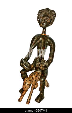 Legno tribale figura di donne equitazione o seduti su un Leopard, mano scavata da tribù dall Africa occidentale Foto Stock