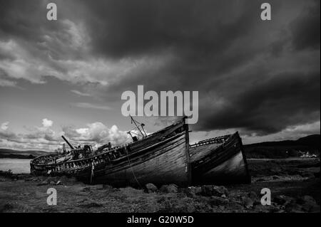 Antichi naufragi sulla costa vicino a Salen, Isle of Mull, Scozia Foto Stock