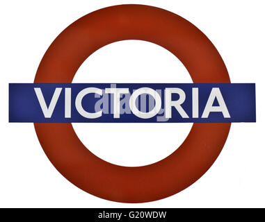 Londra, la stazione della metropolitana di Victoria a Londra, cartello, rosso e blu, Inghilterra tagliare fuori la stazione Victoria segno bordo, retro bianco Foto Stock