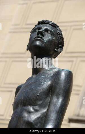 Statua di un giovane uomo al Castello di Praga Foto Stock