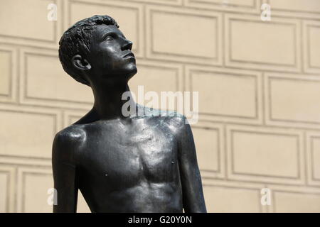 Statua di un giovane uomo al Castello di Praga Foto Stock