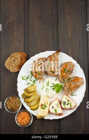 Rotolo al forno con carne macinata, panini al formaggio e maionese. Compiti dei rinfreschi in festa. Foto Stock