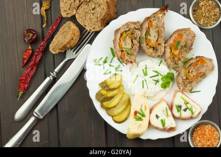 Rotolo al forno con carne macinata, panini al formaggio e maionese. Compiti dei rinfreschi in festa. Foto Stock