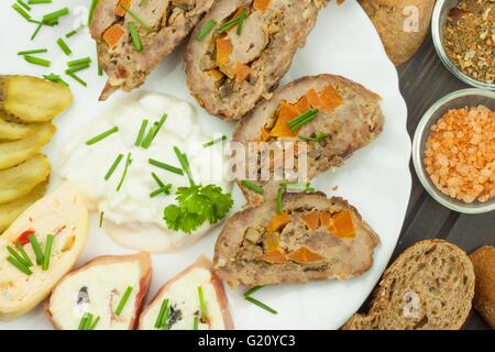 Rotolo al forno con carne macinata, panini al formaggio e maionese. Compiti dei rinfreschi in festa. Foto Stock