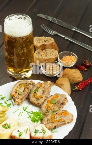 Rotolo al forno con carne macinata, panini al formaggio e maionese. Compiti dei rinfreschi in festa. Foto Stock