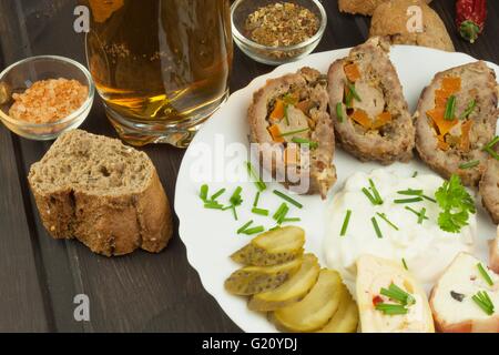 Rotolo al forno con carne macinata, panini al formaggio e maionese. Compiti dei rinfreschi in festa. Foto Stock