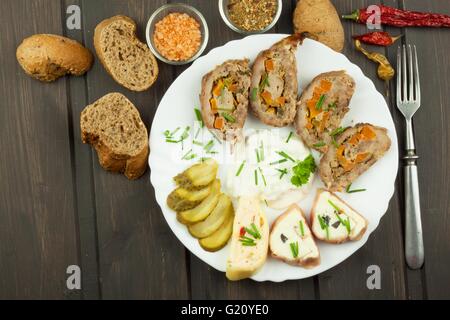 Rotolo al forno con carne macinata, panini al formaggio e maionese. Compiti dei rinfreschi in festa. Foto Stock