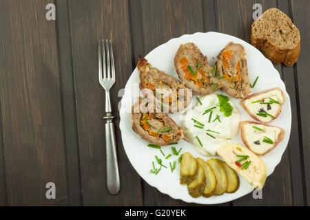 Rotolo al forno con carne macinata, panini al formaggio e maionese. Compiti dei rinfreschi in festa. Foto Stock