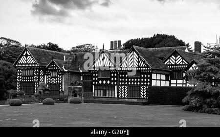 Speke Hall è un legno-incorniciato graticcio-e-daub Tudor Manor House Foto Stock