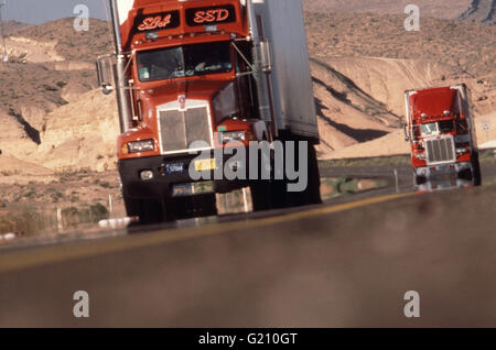 Camion rotolando giù Interstate 15 vicino a Las Vegas, Nevada. Questa foto è stata scattata con 400 mm teleobiettivo Foto Stock