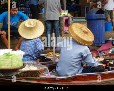 Thailandia - Bangkok. Mercato galleggiante che si trova a circa 80 chilometri dal centro di obiettivi ai turisti di acquistare i vari prodotti a Foto Stock