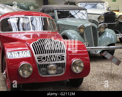 Praga, Repubblica Ceca. Vintage JAWA veicolo con altri pre guerra automobili presso il Museo Nazionale della Tecnica Foto Stock