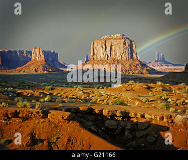 USA - Arizona: Arcobaleno su Monument Valley Foto Stock