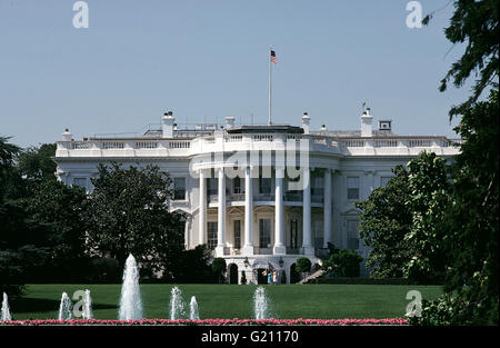 Stati Uniti d'America - Washington D.C., Casa Bianca con fontana e un flag di noi Foto Stock