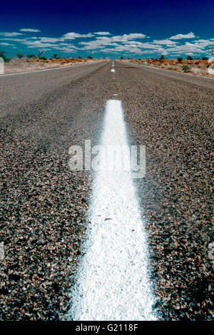 Scena stradale, Australia, N.T. linea bianca nel bel mezzo del nulla Foto Stock