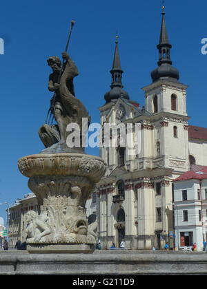 Repubblica Ceca, Jihlava, Piazza Masaryk, S. Ignaz Chiesa con la statua di Nettuno sulla parte superiore della fontana e il Municipio sulla destra Foto Stock