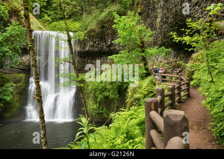 Abbassare il Sud cade, con gli escursionisti sulla scia di dieci cade; Silver Falls State Park, Oregon. Foto Stock