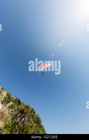 Parapendio su montagne in Italia Foto Stock