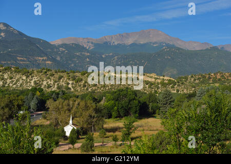 Cappella del paese e Pikes Peak, Colorado Springs CO Foto Stock