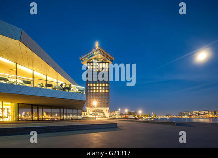 Amsterdam Adam della torre di vedetta e Amsterdam EYE Film Institute edificio sul lungomare del porto di IJ con la luna piena. Un'dam Toren. Foto Stock