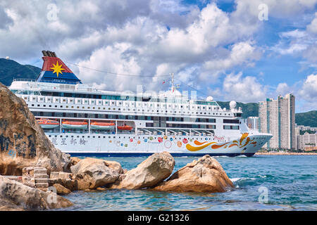 La nave da crociera Star pesci entrando in porto Victoria a Hong Kong il 1 agosto 2015. Foto Stock