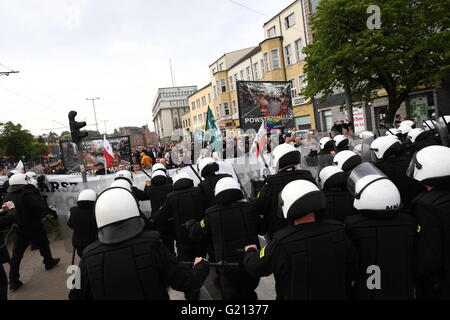 Gdansk, Polonia 21st, maggio 2016 scontri con la polizia durante l'anti-LGBT marzo in Gdansk. Il mese di marzo è stato organizzato da teppisti e di estrema destra attivisti da ONR e altre organizzazioni, contro di LGBT sostenitori rally nello stesso tempo in Gdansk. Alcuni partecipanti aggressivi sono stati arrestati dalla polizia Credito: Michal Fludra/Alamy Live News Foto Stock