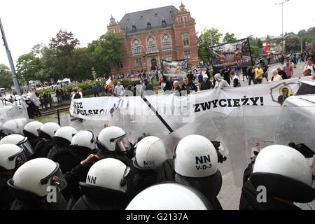 Gdansk, Polonia 21st, maggio 2016 scontri con la polizia durante l'anti-LGBT marzo in Gdansk. Il mese di marzo è stato organizzato da teppisti e di estrema destra attivisti da ONR e altre organizzazioni, contro di LGBT sostenitori rally nello stesso tempo in Gdansk. Alcuni partecipanti aggressivi sono stati arrestati dalla polizia Credito: Michal Fludra/Alamy Live News Foto Stock