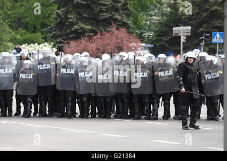 Gdansk, Polonia 21st, maggio 2016 scontri con la polizia durante l'anti-LGBT marzo in Gdansk. Il mese di marzo è stato organizzato da teppisti e di estrema destra attivisti da ONR e altre organizzazioni, contro di LGBT sostenitori rally nello stesso tempo in Gdansk. Alcuni partecipanti aggressivi sono stati arrestati dalla polizia Credito: Michal Fludra/Alamy Live News Foto Stock